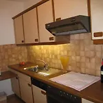 Jakob, Apartman